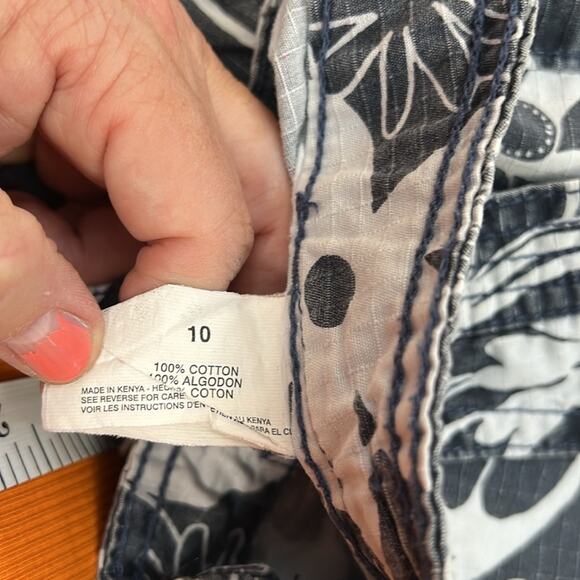GLORIA VANDERBILT Vintage RETRO tropical floral capris in gray & white SZ 10 - Picture 12 of 13